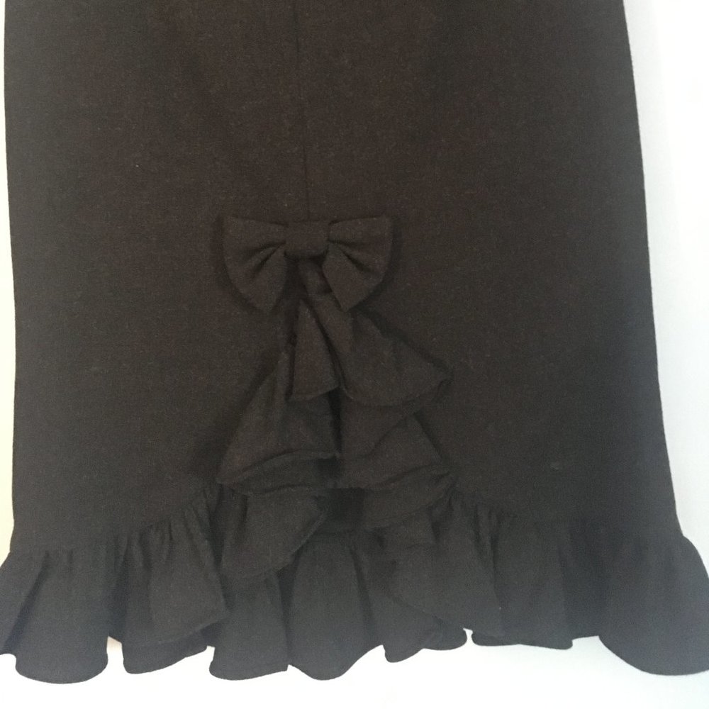 Stretchy skirt with amazing bow and ruffle detail